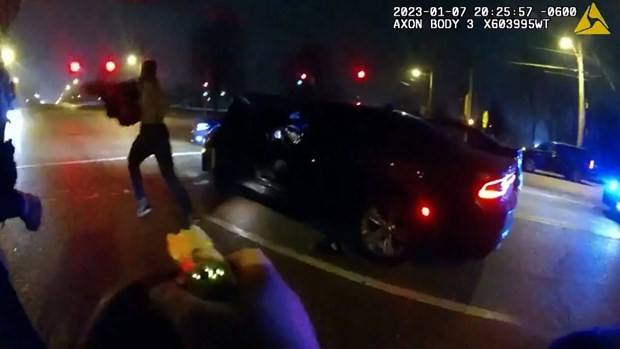 Mỹ công bố đoạn video 5 cảnh sát hành hung người da màu Tyre Nichols - 1