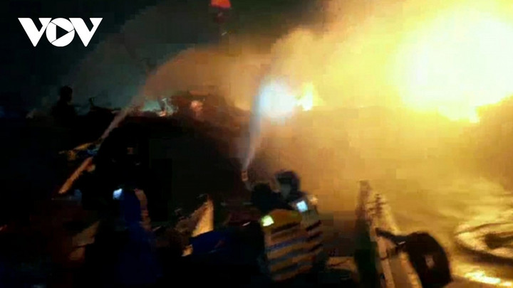 Hai tàu cá đang neo đậu tại âu thuyền Thọ Quang bốc cháy dữ dội - 1