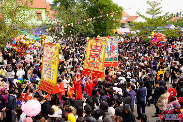 Các cụ thượng thọ được rước bằng võng đào lên miếu Tiên Công lễ tổ ở Quảng Ninh - 1
