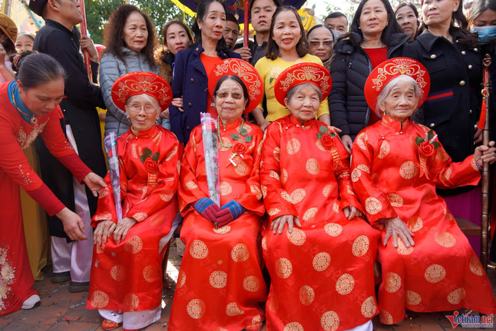 Các cụ thượng thọ được rước bằng võng đào lên miếu Tiên Công lễ tổ ở Quảng Ninh - 3