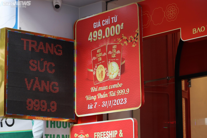 Hà Nội: Trang trí bắt mắt, cửa hàng vàng vẫn vắng vẻ trước ngày vía Thần Tài - 1