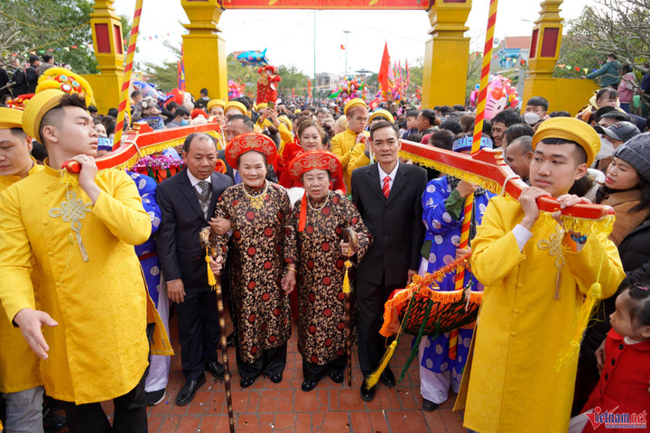 Các cụ thượng thọ được rước bằng võng đào lên miếu Tiên Công lễ tổ ở Quảng Ninh - 4