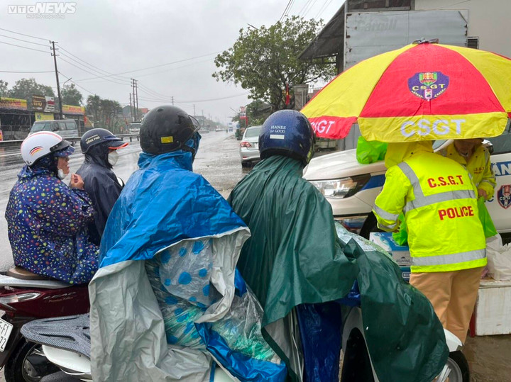 CSGT Thừa Thiên - Huế đội mưa tiếp sức cho người dân đi xe máy vào Nam sau Tết - 7