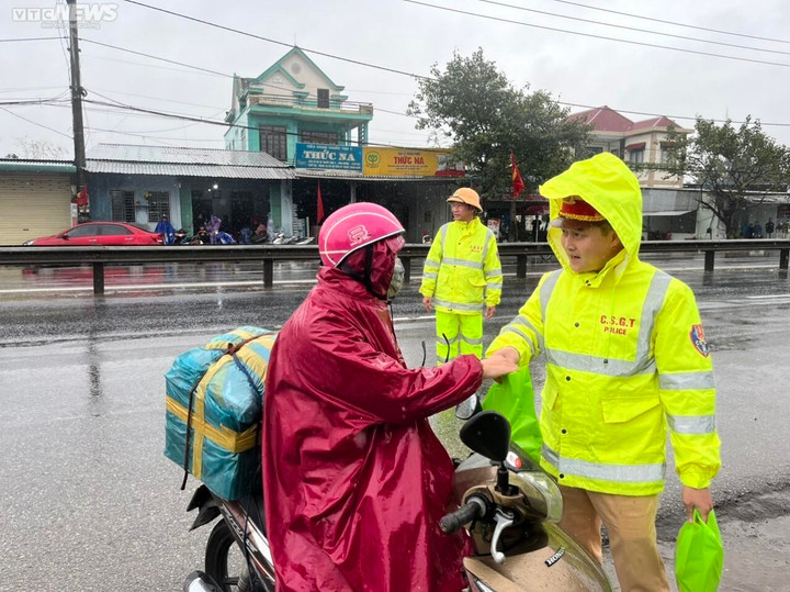 CSGT Thừa Thiên - Huế đội mưa tiếp sức cho người dân đi xe máy vào Nam sau Tết - 2