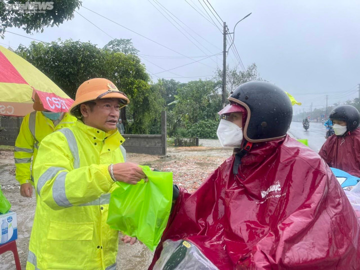 CSGT Thừa Thiên - Huế đội mưa tiếp sức cho người dân đi xe máy vào Nam sau Tết - 3