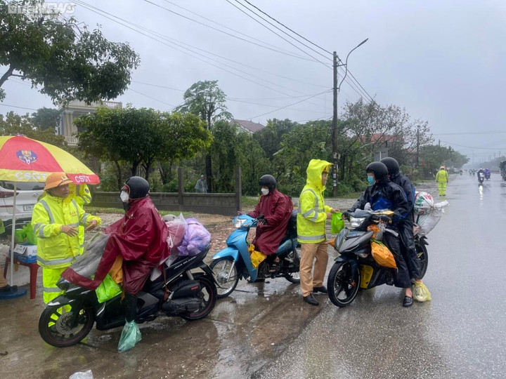 CSGT Thừa Thiên - Huế đội mưa tiếp sức cho người dân đi xe máy vào Nam sau Tết - 4