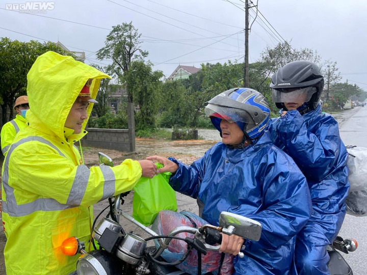 CSGT Thừa Thiên - Huế đội mưa tiếp sức cho người dân đi xe máy vào Nam sau Tết - 5