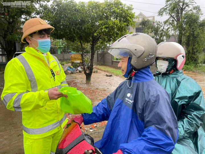CSGT Thừa Thiên - Huế đội mưa tiếp sức cho người dân đi xe máy vào Nam sau Tết - 6