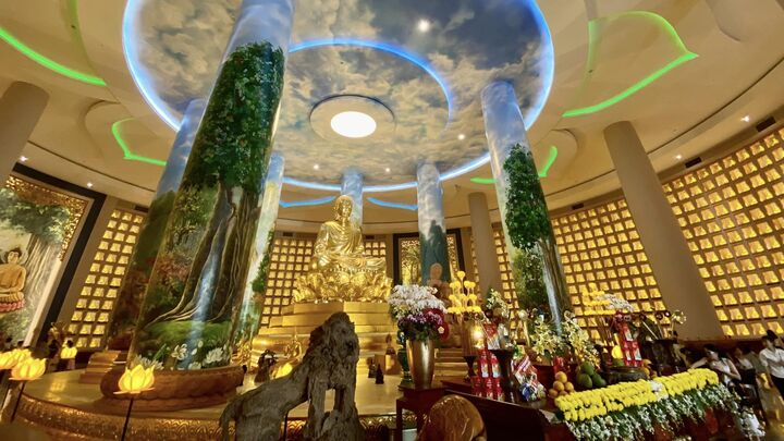 Dưới chân tượng là Trung tâm thuyết pháp Phật giáo và hành lang La Hán, thư viện Phật giáo, bảo tàng Xá Lợi Phật, nơi mọi người đến đây để hành lễ, chiêm bái. Tại đây có 1.438 tượng Phật được xếp xung quanh tường.