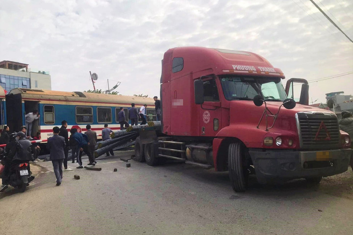 Tàu hỏa tông xe đầu kéo: Nhân viên đóng chắn chậm, không ra hiệu dừng tàu - 1