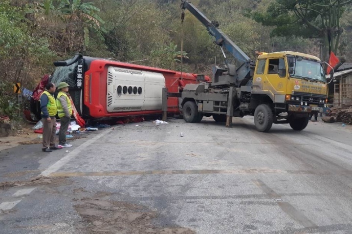 Liên tiếp lật xe khách khiến nhiều người thương vong - 3