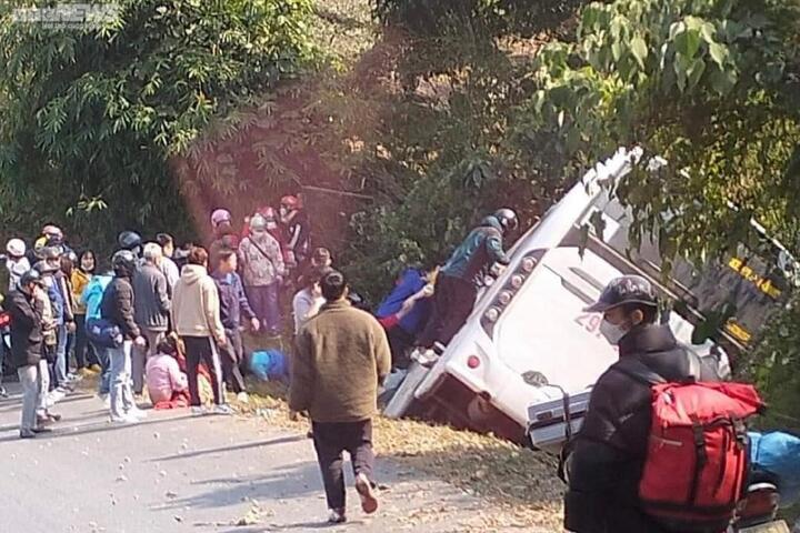 Phú Thọ: Xe khách 47 chỗ bị lật tại Đèo Cón - 1