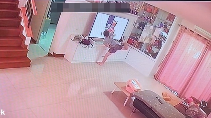 Cậu bé đấm vỡ tivi khi đang xem hoạt hình, dáng vẻ sau đó trông vừa tội vừa hài - 1