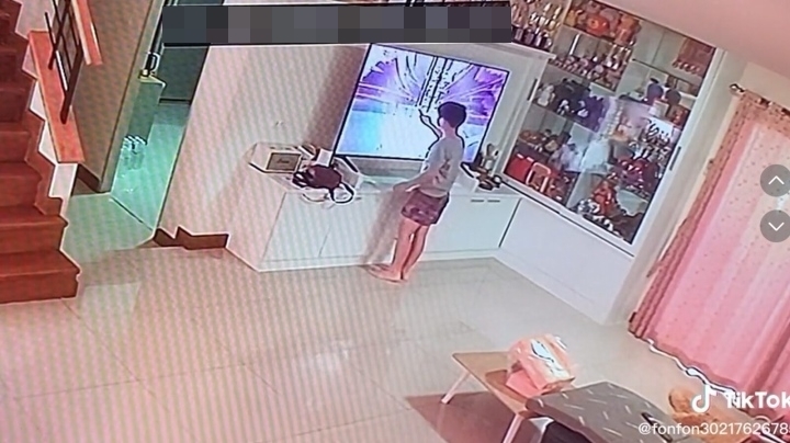 Cậu bé đấm vỡ tivi khi đang xem hoạt hình, dáng vẻ sau đó trông vừa tội vừa hài - 2