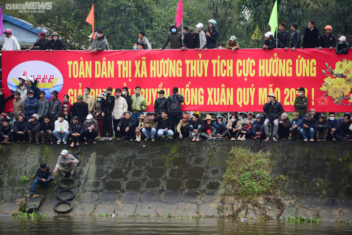 Hàng ngàn người dân Huế cổ vũ giải đua ghe truyền thống trên sông Vực - 4