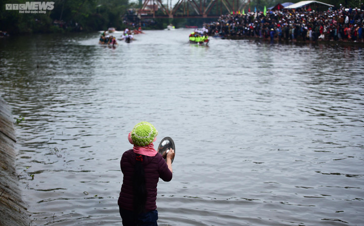 Hàng ngàn người dân Huế cổ vũ giải đua ghe truyền thống trên sông Vực - 5