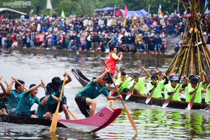 Hàng ngàn người dân Huế cổ vũ giải đua ghe truyền thống trên sông Vực - 7
