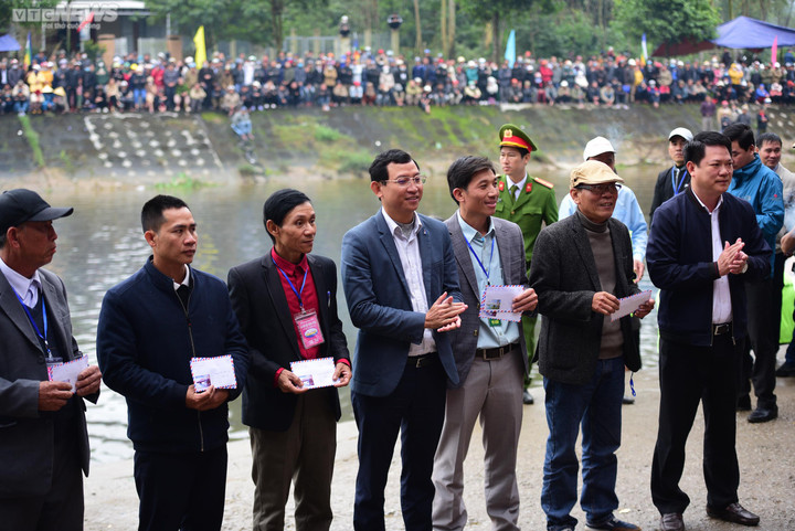 Hàng ngàn người dân Huế cổ vũ giải đua ghe truyền thống trên sông Vực - 9