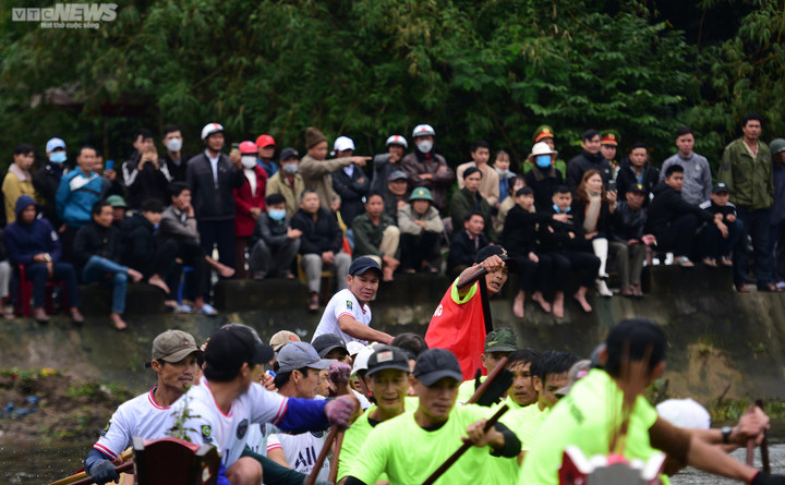 Hàng ngàn người dân Huế cổ vũ giải đua ghe truyền thống trên sông Vực - 8