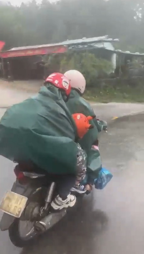 Xúc động hình ảnh cô giáo vùng cao đội mưa rét đưa con trở lại trường sau Tết - 1