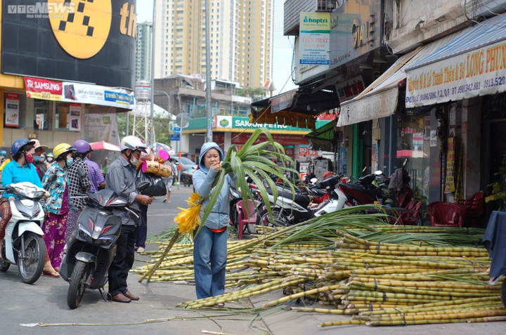 TP.HCM: Mía thân vàng đắt khách ngày cúng vía Ngọc Hoàng - 1