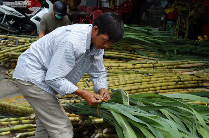 TP.HCM: Mía thân vàng đắt khách ngày cúng vía Ngọc Hoàng - 3