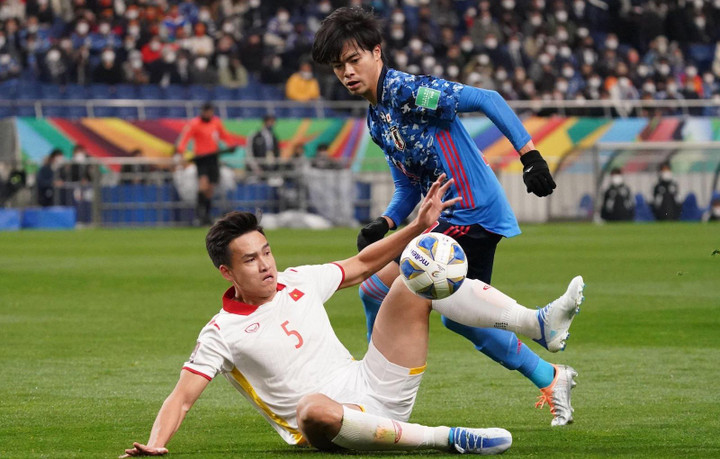 Kaoru Mitoma (áo xanh) không được đăng ký thi đấu do chưa bình phục chấn thương. (Ảnh: Getty Images)