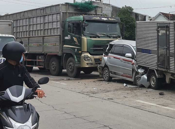 Xe tải lao vào dòng phương tiện đang dừng đèn đỏ, nhiều người bị thương - 1