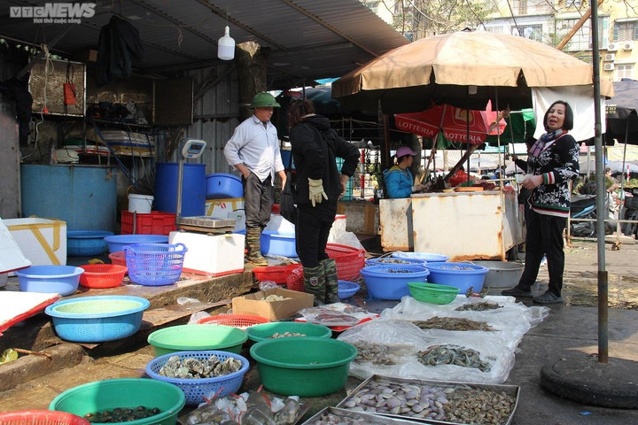 Sức mua yếu, hàng hoá thực phẩm sau Tết giảm giá từ 20- 50% - 1