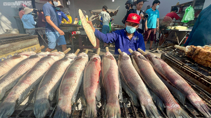 TP.HCM: Chen chân mua cá lóc nướng, nhiều người phải 'vào bếp' để giữ cá đã chọn - 8