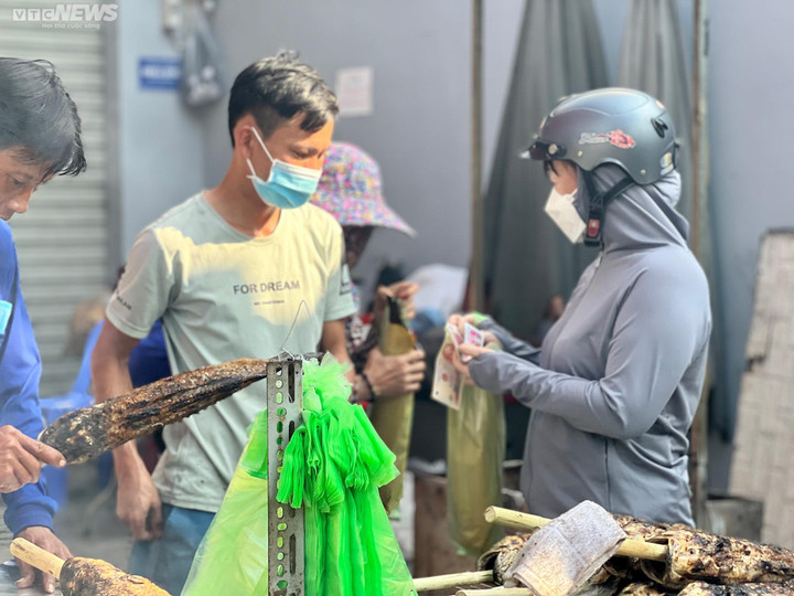 TP.HCM: Chen chân mua cá lóc nướng, nhiều người phải 'vào bếp' để giữ cá đã chọn - 15
