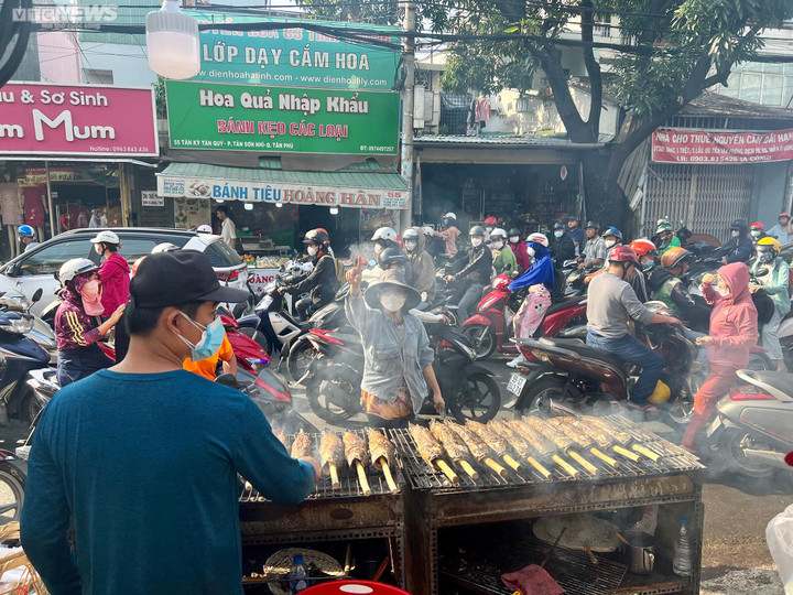 TP.HCM: Chen chân mua cá lóc nướng, nhiều người phải 'vào bếp' để giữ cá đã chọn - 2