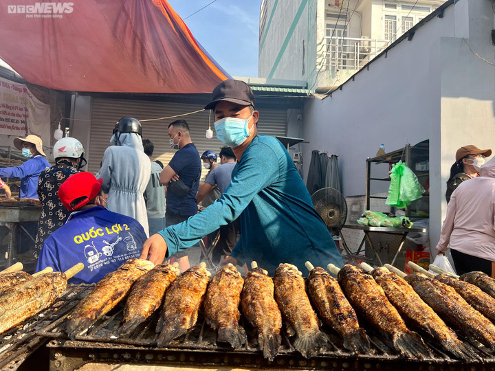 TP.HCM: Chen chân mua cá lóc nướng, nhiều người phải 'vào bếp' để giữ cá đã chọn - 13