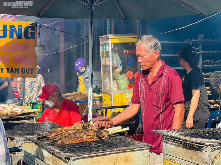 TP.HCM: Chen chân mua cá lóc nướng, nhiều người phải 'vào bếp' để giữ cá đã chọn - 5