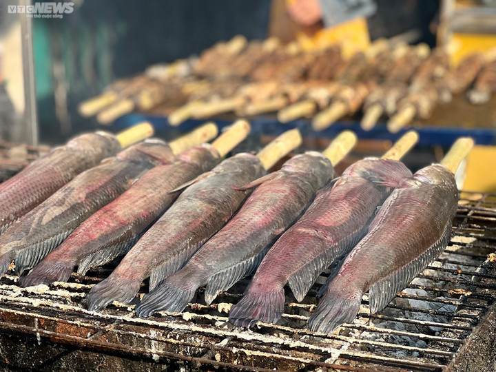 TP.HCM: Chen chân mua cá lóc nướng, nhiều người phải 'vào bếp' để giữ cá đã chọn - 16