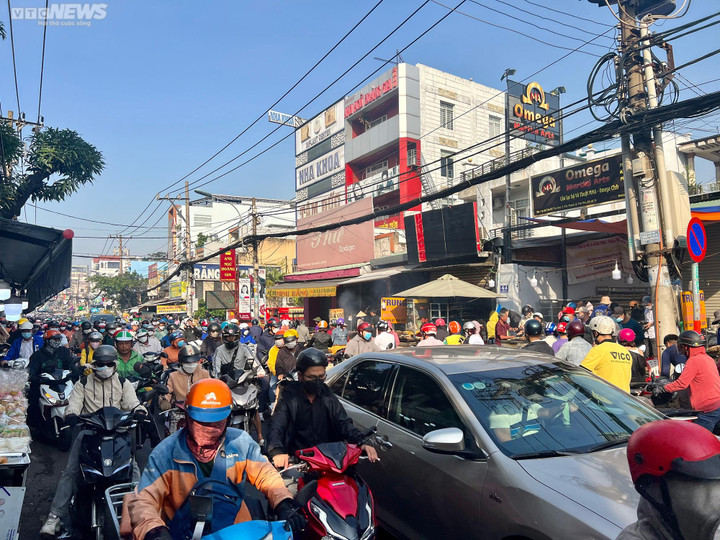 TP.HCM: Chen chân mua cá lóc nướng, nhiều người phải 'vào bếp' để giữ cá đã chọn - 1
