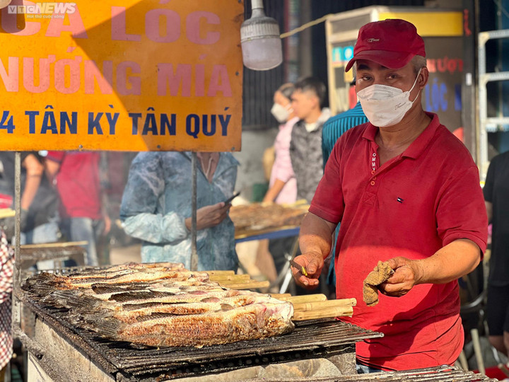 TP.HCM: Chen chân mua cá lóc nướng, nhiều người phải 'vào bếp' để giữ cá đã chọn - 14