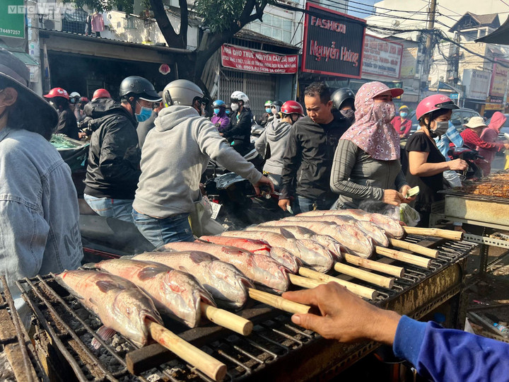 TP.HCM: Chen chân mua cá lóc nướng, nhiều người phải 'vào bếp' để giữ cá đã chọn - 3