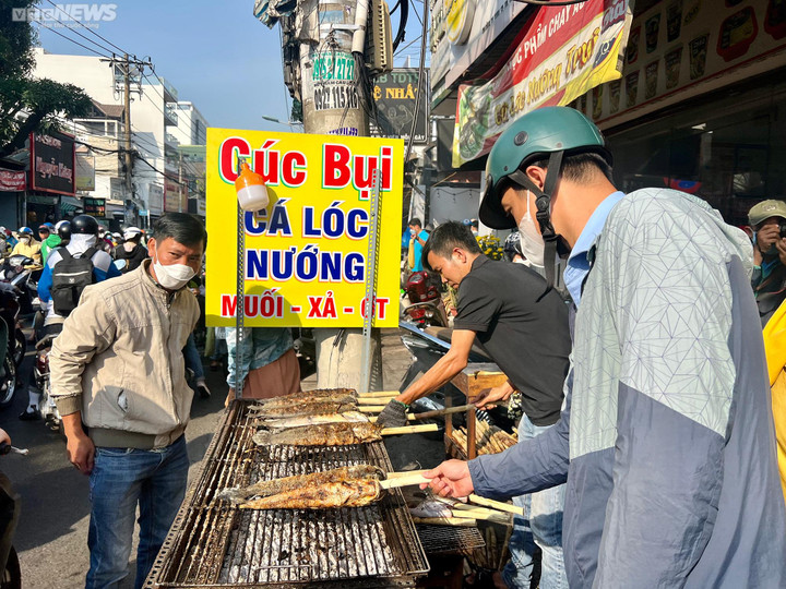 TP.HCM: Chen chân mua cá lóc nướng, nhiều người phải 'vào bếp' để giữ cá đã chọn - 9
