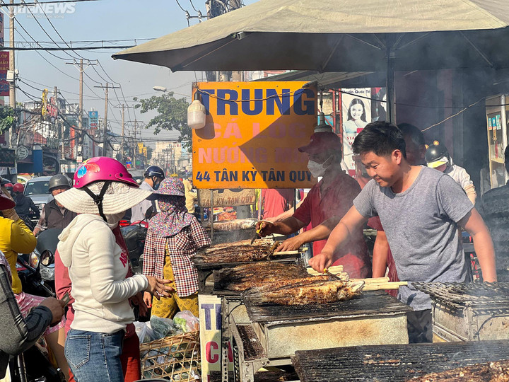 TP.HCM: Chen chân mua cá lóc nướng, nhiều người phải 'vào bếp' để giữ cá đã chọn - 4