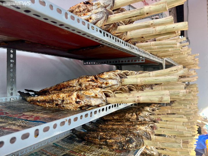 TP.HCM: Chen chân mua cá lóc nướng, nhiều người phải 'vào bếp' để giữ cá đã chọn - 6