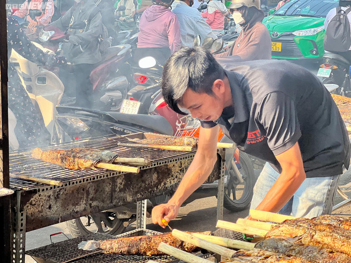 TP.HCM: Chen chân mua cá lóc nướng, nhiều người phải 'vào bếp' để giữ cá đã chọn - 10