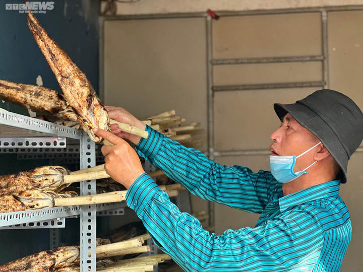 TP.HCM: Chen chân mua cá lóc nướng, nhiều người phải 'vào bếp' để giữ cá đã chọn - 7