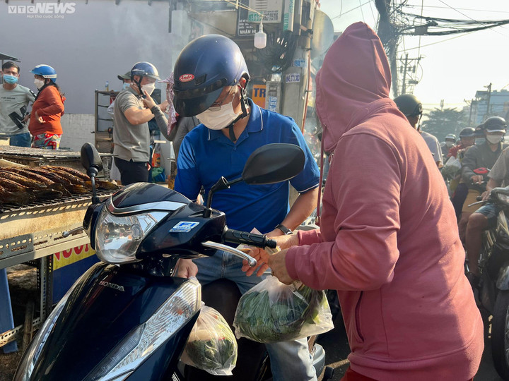 TP.HCM: Chen chân mua cá lóc nướng, nhiều người phải 'vào bếp' để giữ cá đã chọn - 12