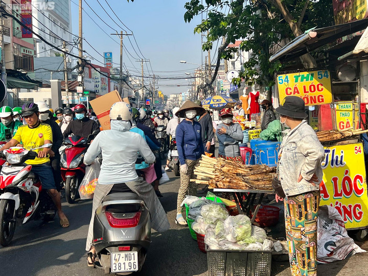TP.HCM: Chen chân mua cá lóc nướng, nhiều người phải 'vào bếp' để giữ cá đã chọn - 11