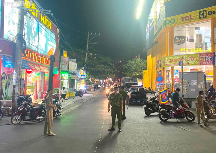 TP.HCM: Cháy quán massage, khói bốc cao hàng chục mét - 5