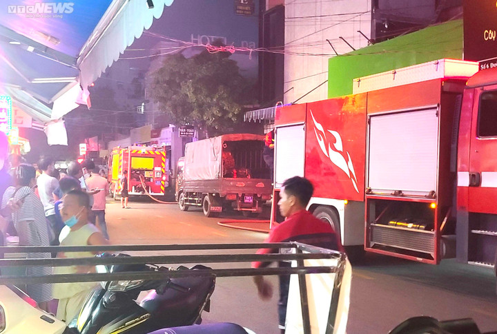 TP.HCM: Cháy quán massage, khói bốc cao hàng chục mét - 3