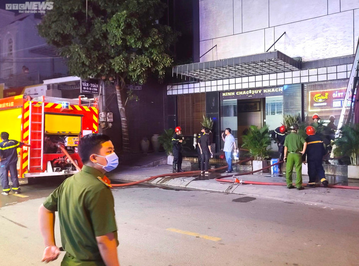 TP.HCM: Cháy quán massage, khói bốc cao hàng chục mét - 2