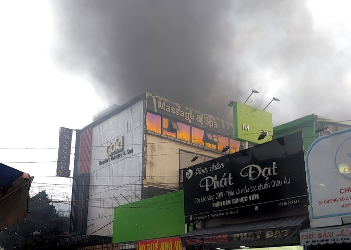 TP.HCM: Cháy quán massage, khói bốc cao hàng chục mét - 1