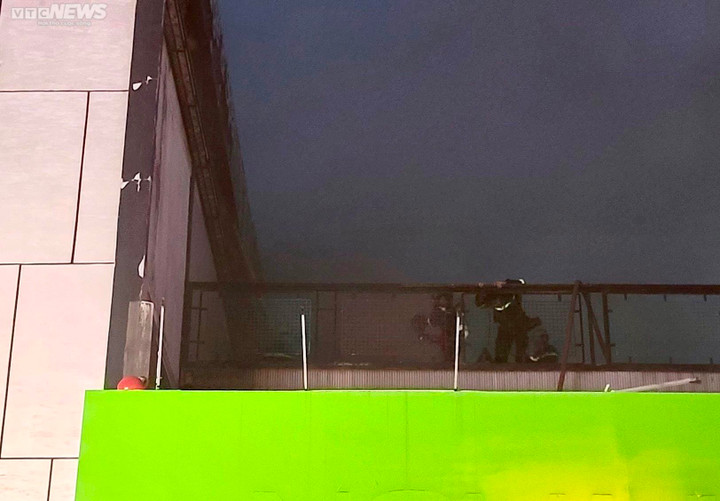 TP.HCM: Cháy quán massage, khói bốc cao hàng chục mét - 4